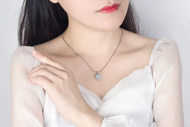2023 New White Diamond Imitation Moissanite Heart Pendant Necklace Fashion Collarbone Necklace For Girlfriend Jewellery Gift
