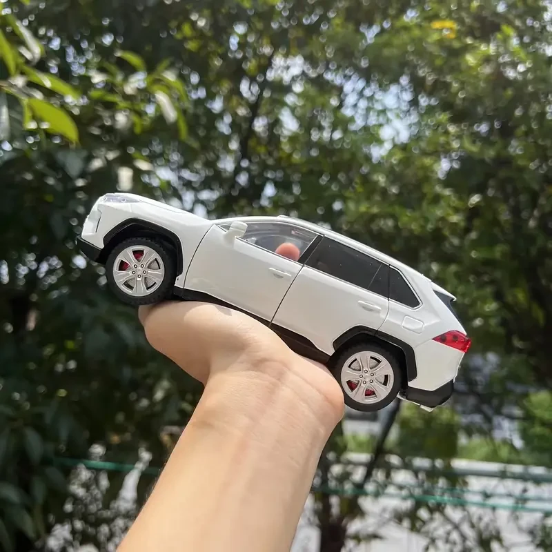 1/24 Scale Zinc Alloy Die-Cast Toyota SUV Model, Manual Pull-Back Car with Friction Operation, Sound & Light Features, with Non-Rechargeable Button Battery, for Ages 3-6