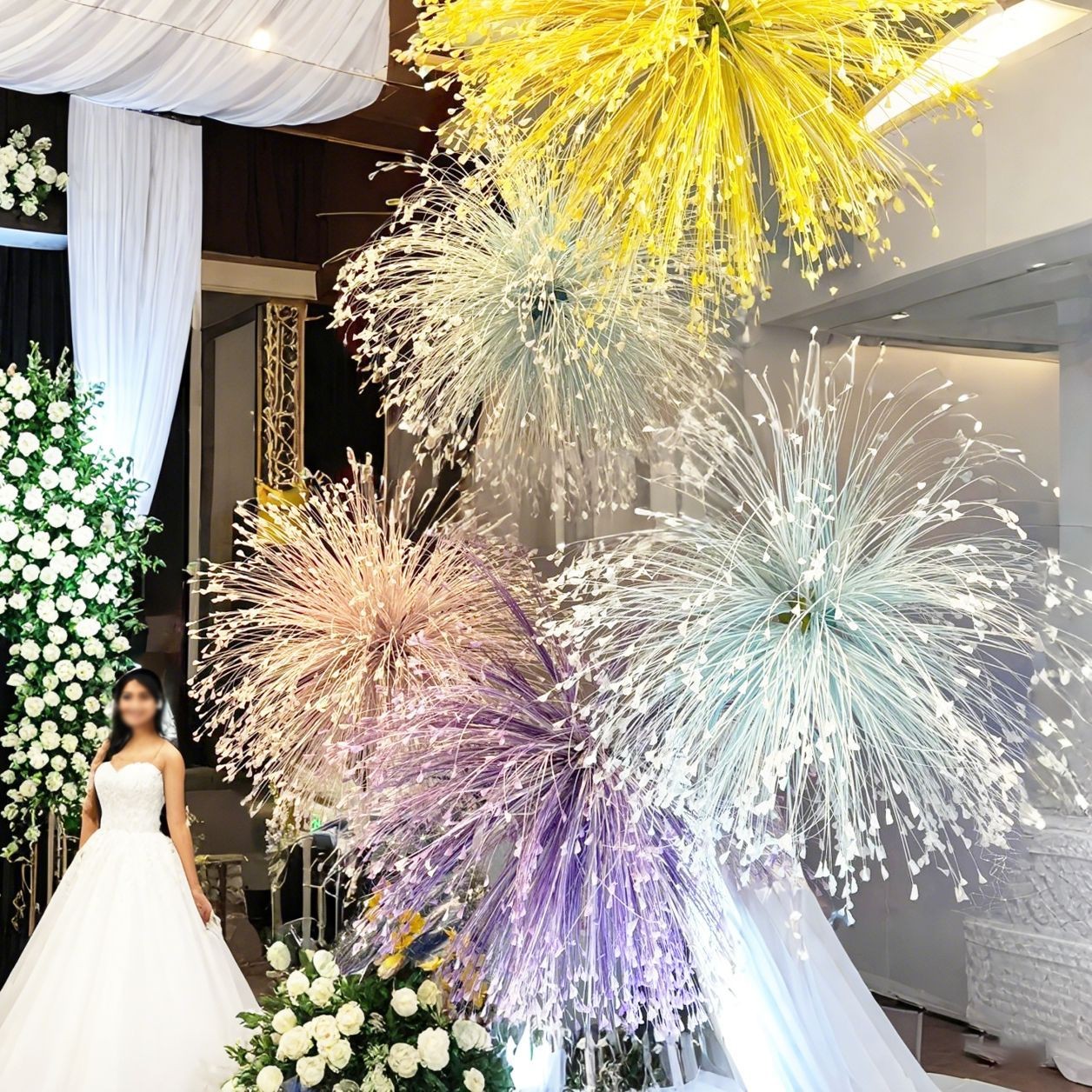 7Pcs Artificial Glitter Peacock Flower Arrangement with Reed Leaves & Onion Grass