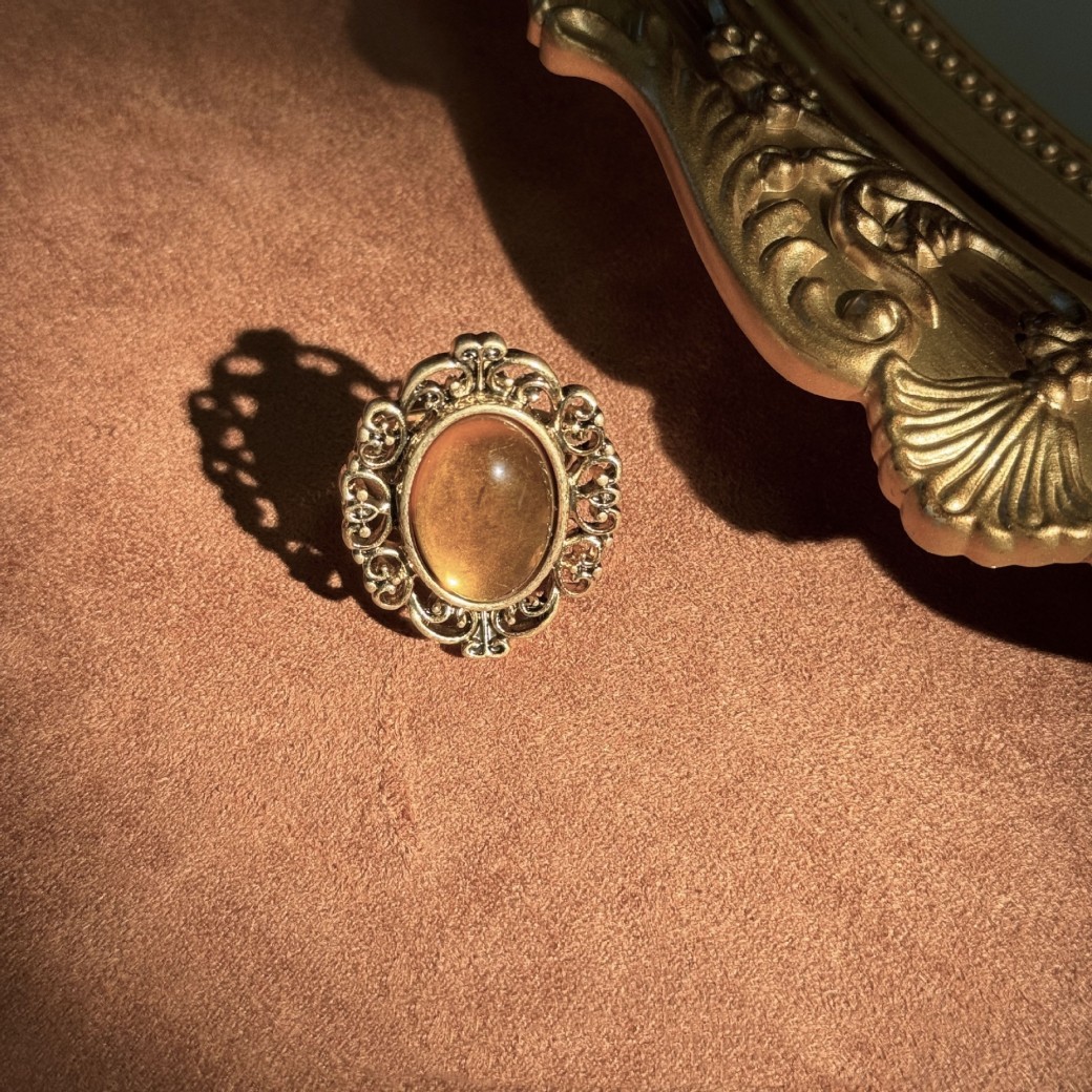 Retro Glass Maillard Light Luxury Ring