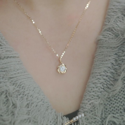 Rose Shaped Pendant With Glittering Flower Temperament