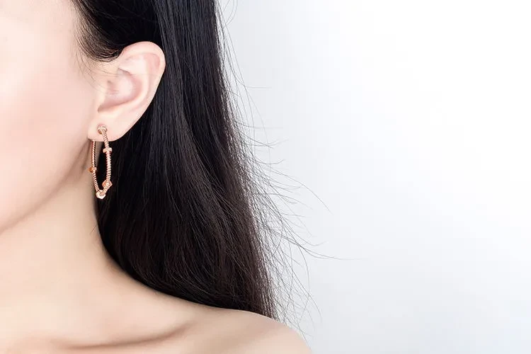 Simple And Elegant Round Studs Ring Spiral Texture Earrings