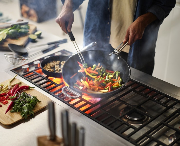 Space 32cm/12.5'' Non-Stick Induc tion Wok - Joseph Joseph