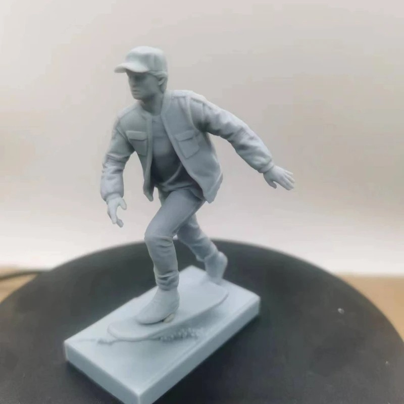 Resin Figure 1/24 Scale Assembly Model Kit | Skateboarding Teenager Unassembled Diorama