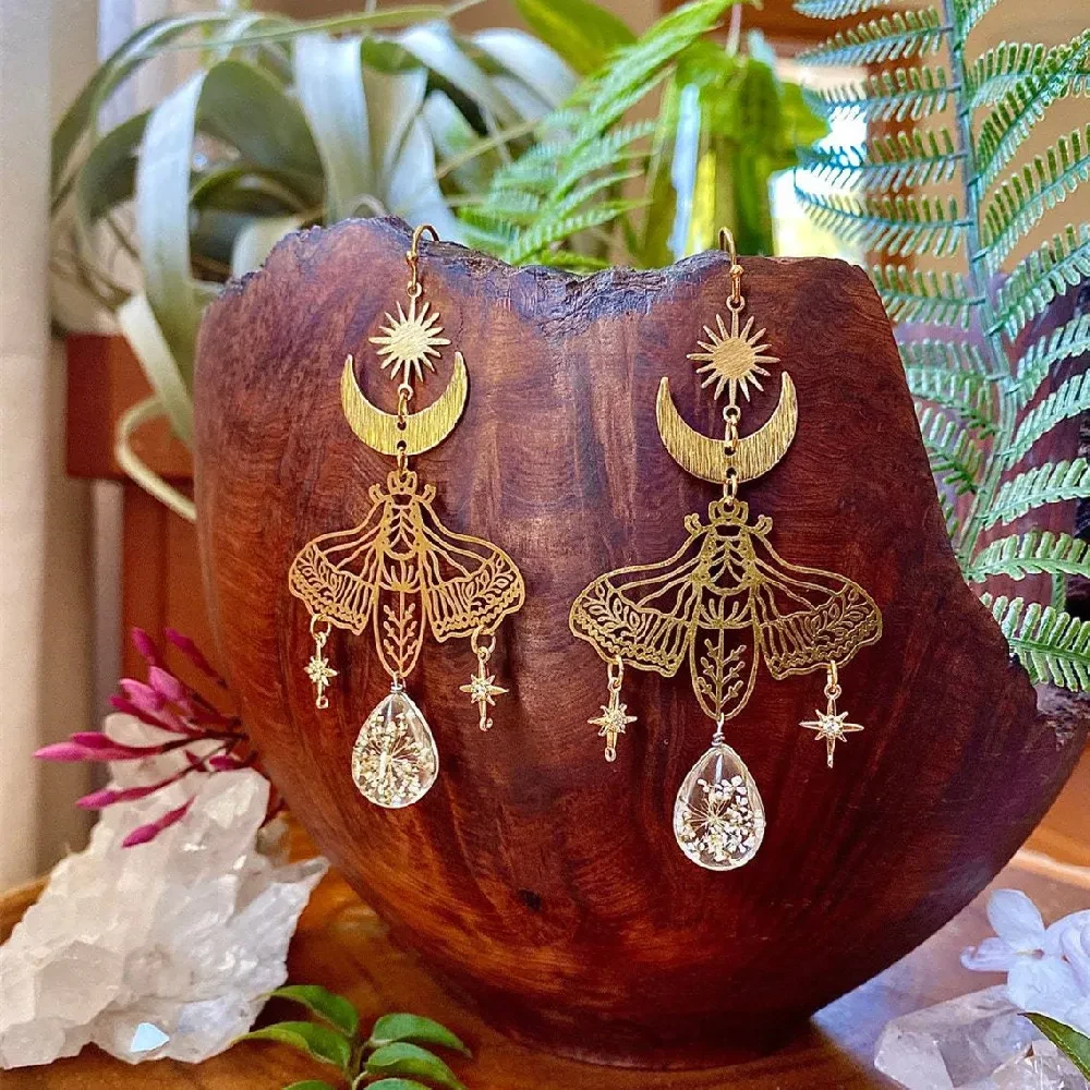 Fashion White Resin Flower Crystal Earrings