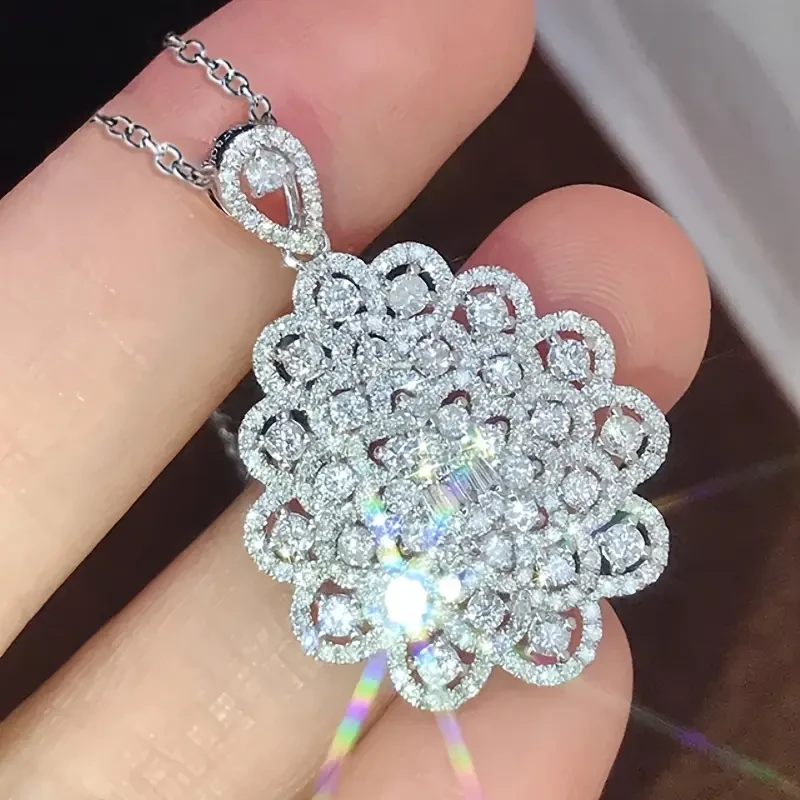 A Women'S Fashion Pendant Necklace