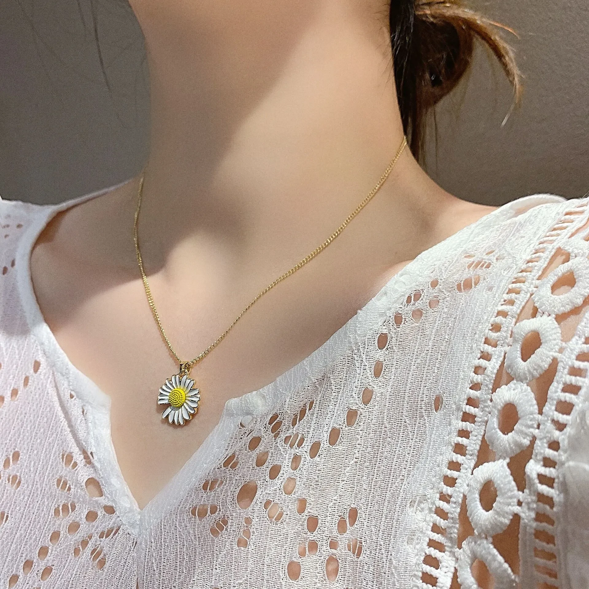 Temperament Flower Pendant Decorated Clavicle Chain