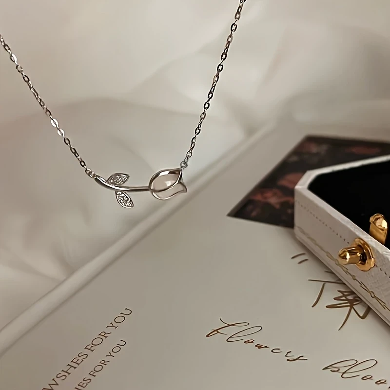 A Minimalist Luxury Tulip Necklace for Women Perfect for Everyday Wear