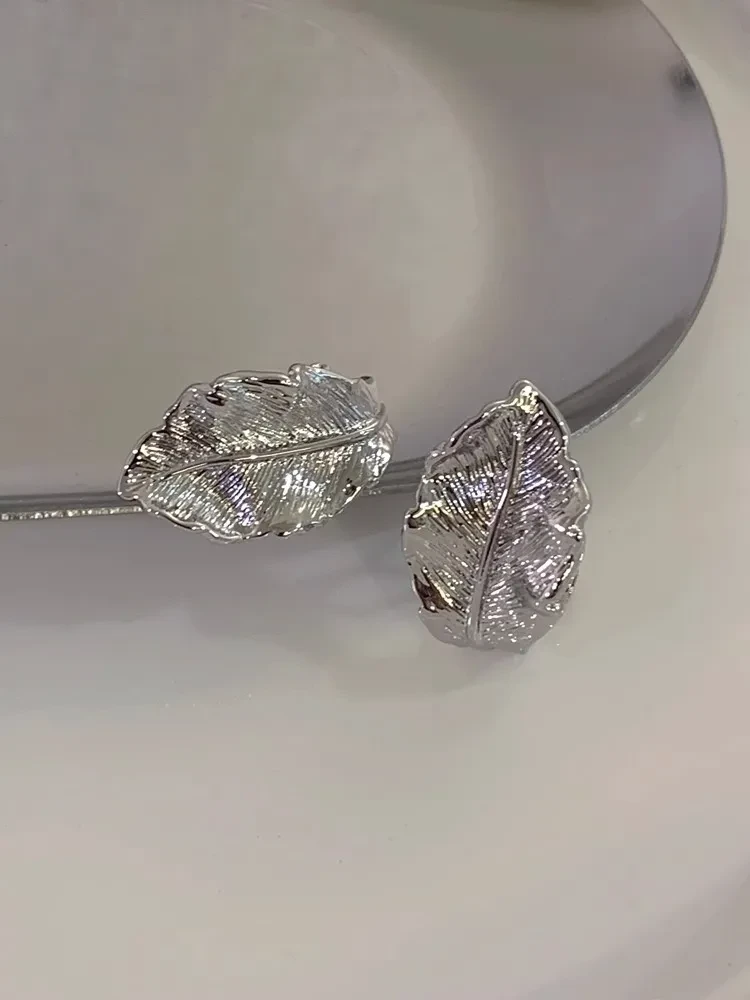 Metal Three-dimensional Leaf-shapepd Stud Earrings Women