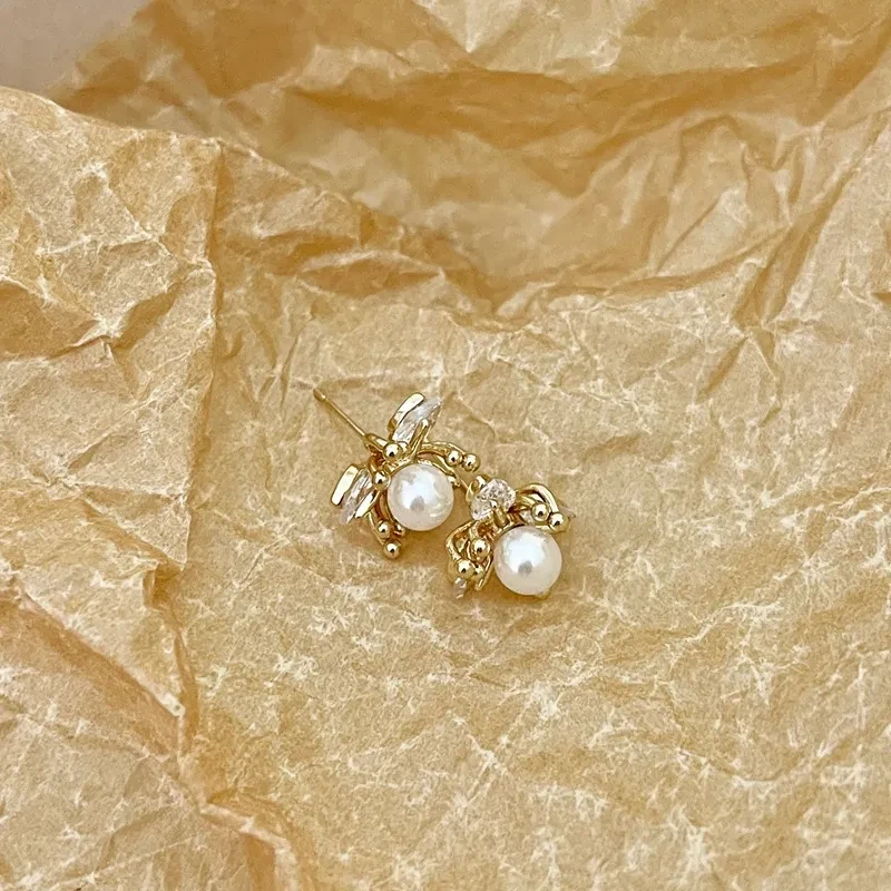 New Exquisite Fashion All-match Small Diamond Pearl Flower Earrings