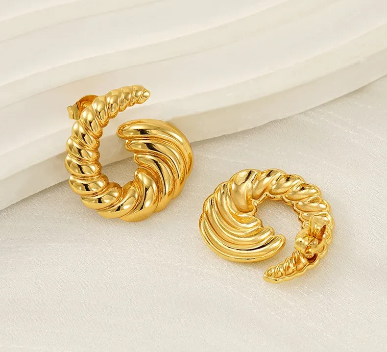 Simple Trendy Design Sense 18K Gold Non-fading Stud Earrings