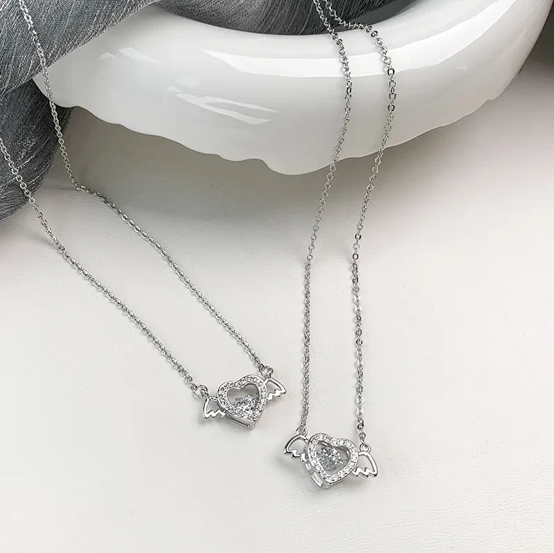 Design The Clavicle Chain Of A Light And Extravagant Minority Female