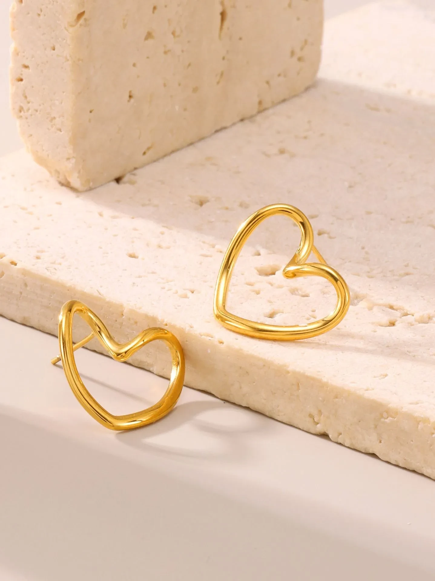 Titanium Steel PVD Electroplating 18K Real Gold Hollow Heart Ear Studs