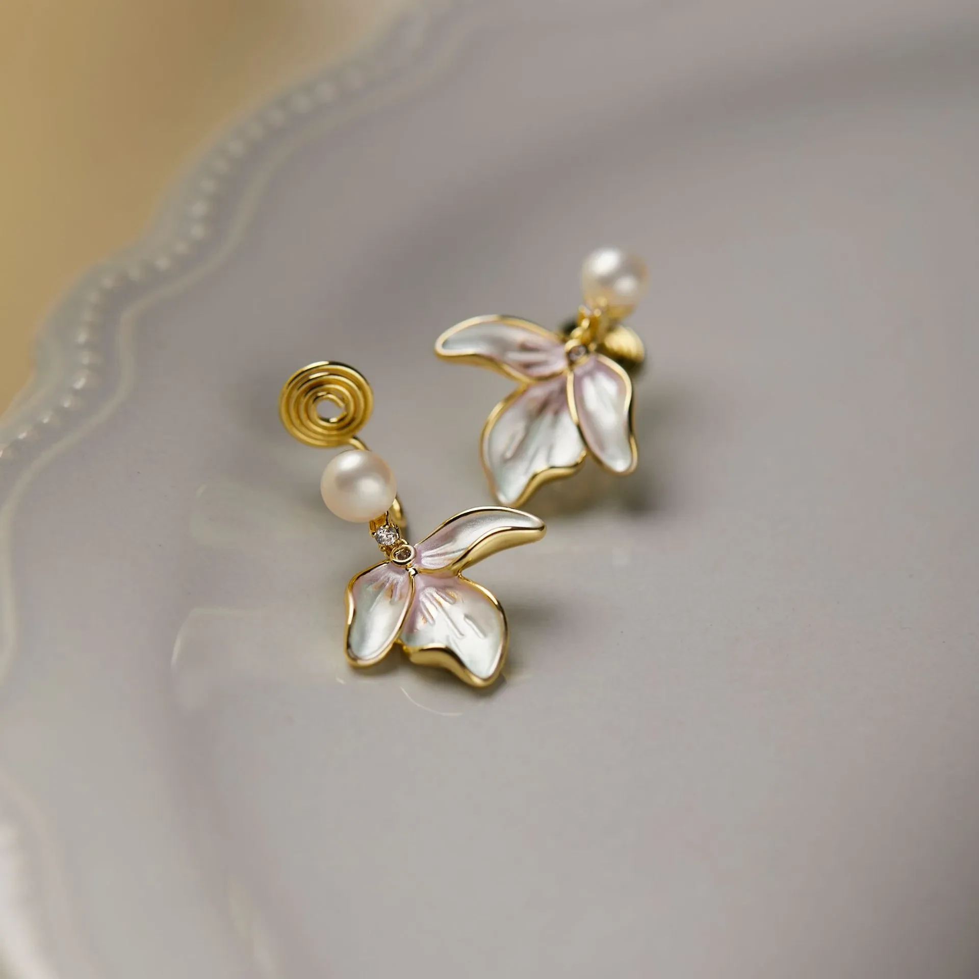 Retro Green Light Petals Freshwater Pearl Ear Studs