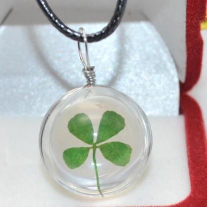 New handmade plant dried flowers pendant lucky four-leaf blade crystal glass ball necklace pendant