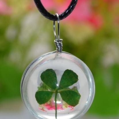 New handmade plant dried flowers pendant lucky four-leaf blade crystal glass ball necklace pendant