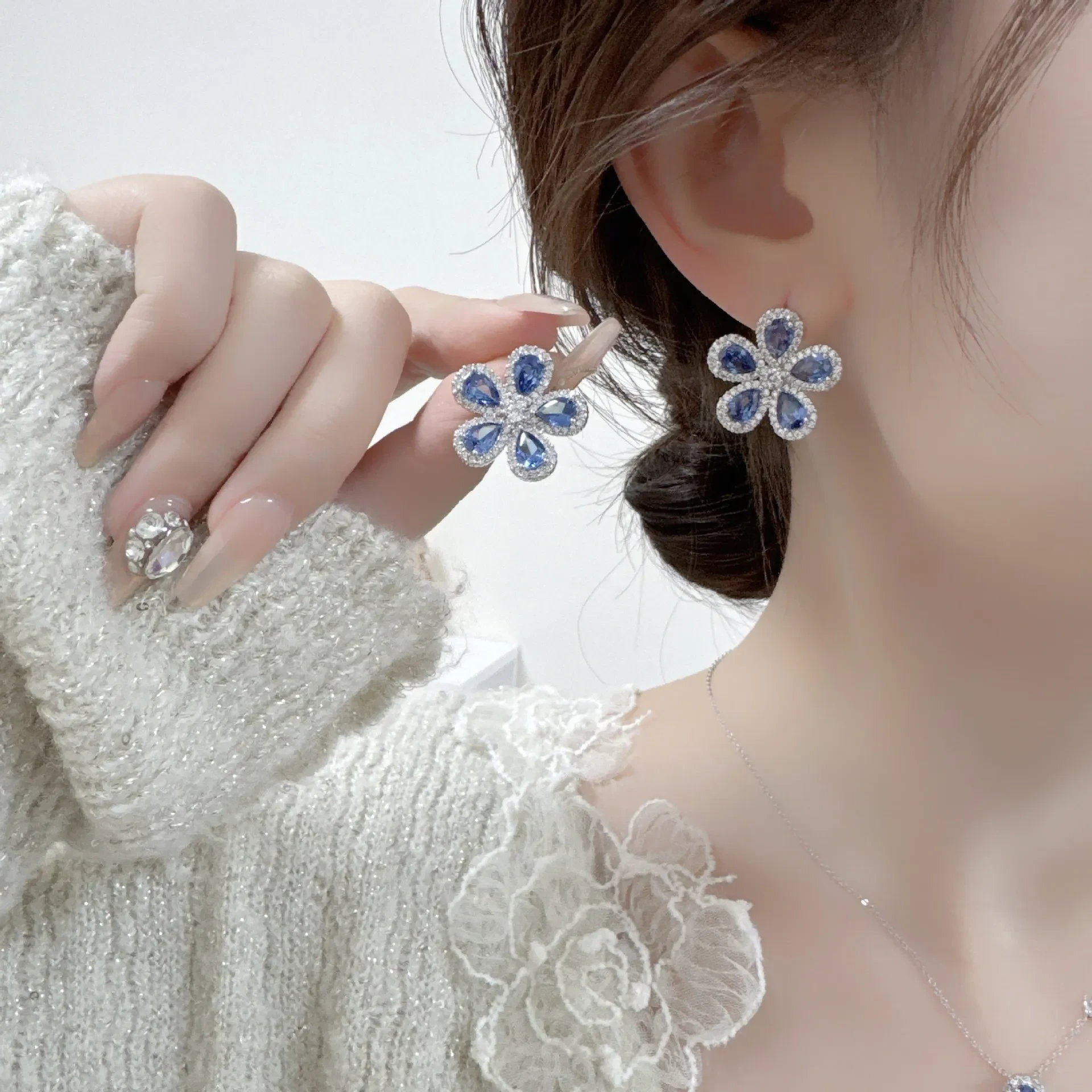 High-grade Jewelry Suit Micro Inlaid Zircon Sunflower Ear Stud Necklace A Set Of Elegant Jewelry