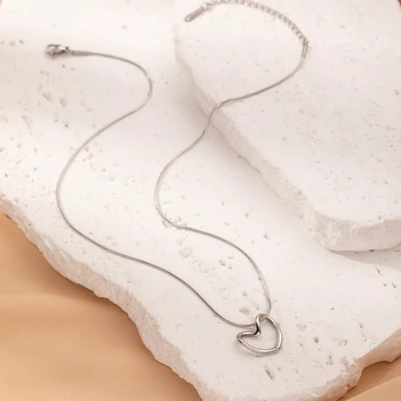 Fashion Jewelry Tainless Steel Twist Hollow Heart Pendant Necklace For Women