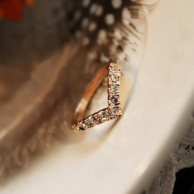 Fashion Jewelry Ring V-type  Unique Inlaid Imitation Crystal Design