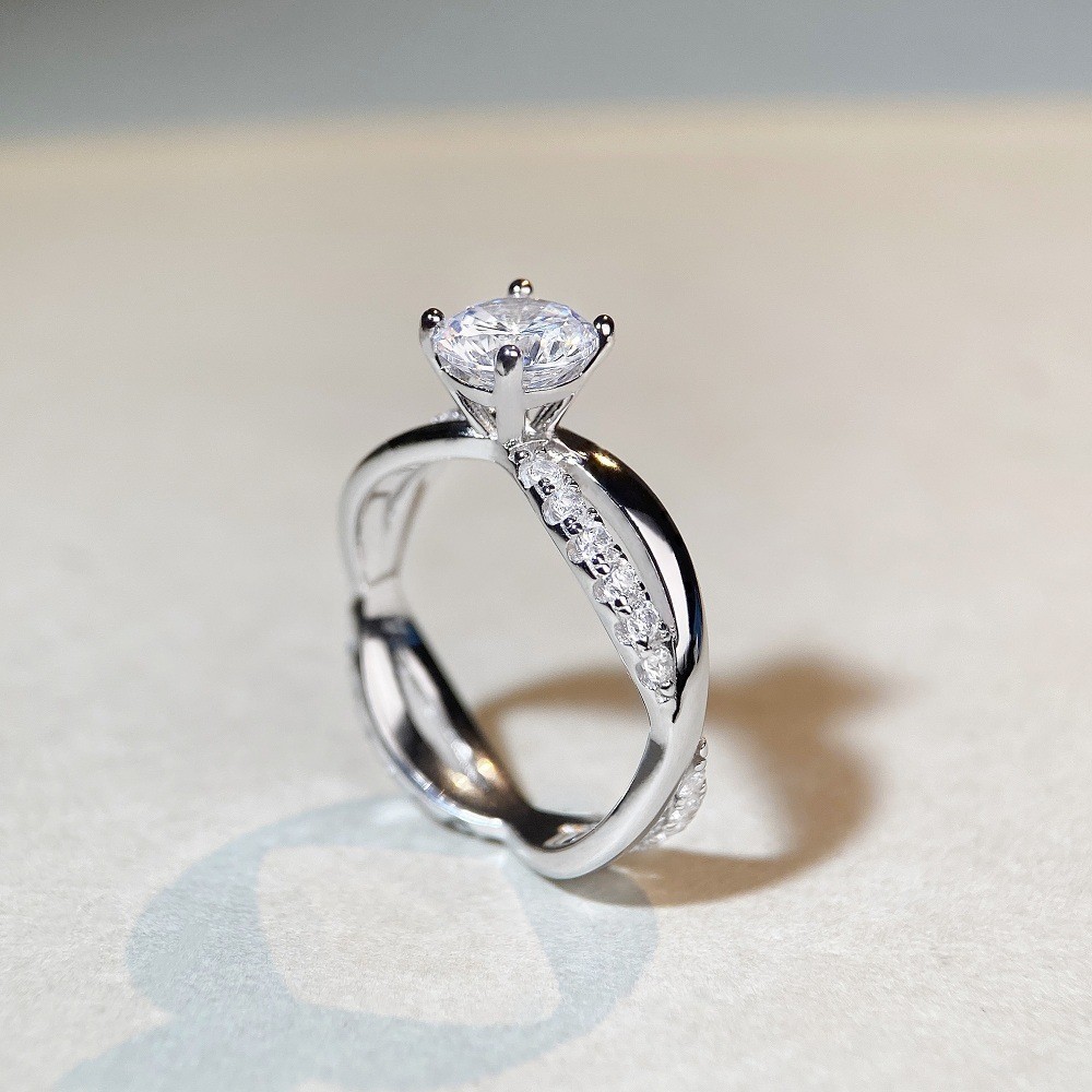 1 Karat Classic Four-claw Ring Winding Twisted Arm Moissanite