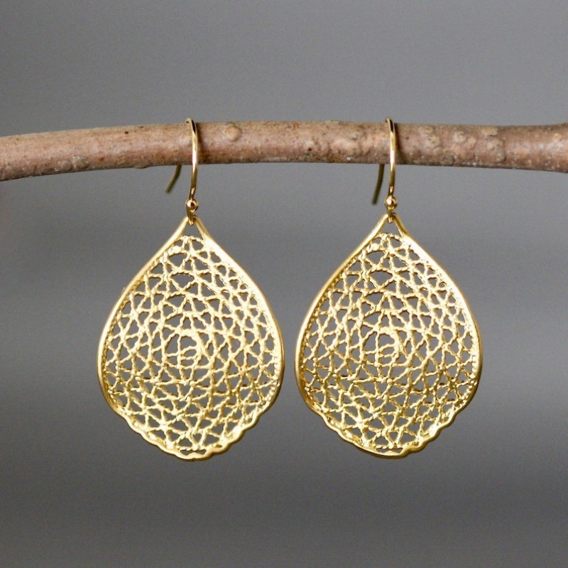 Creative Retro Leaf Hollow Pendant Earrings Drop-shaped