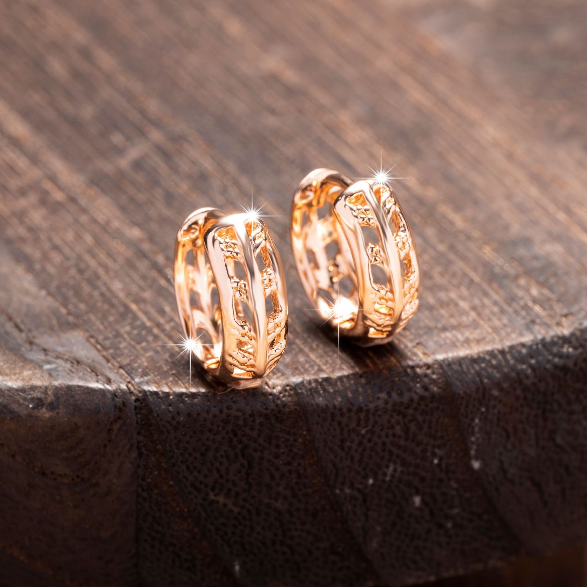 Small Niche High-end Leaf Hollowed Out High-end Earrings